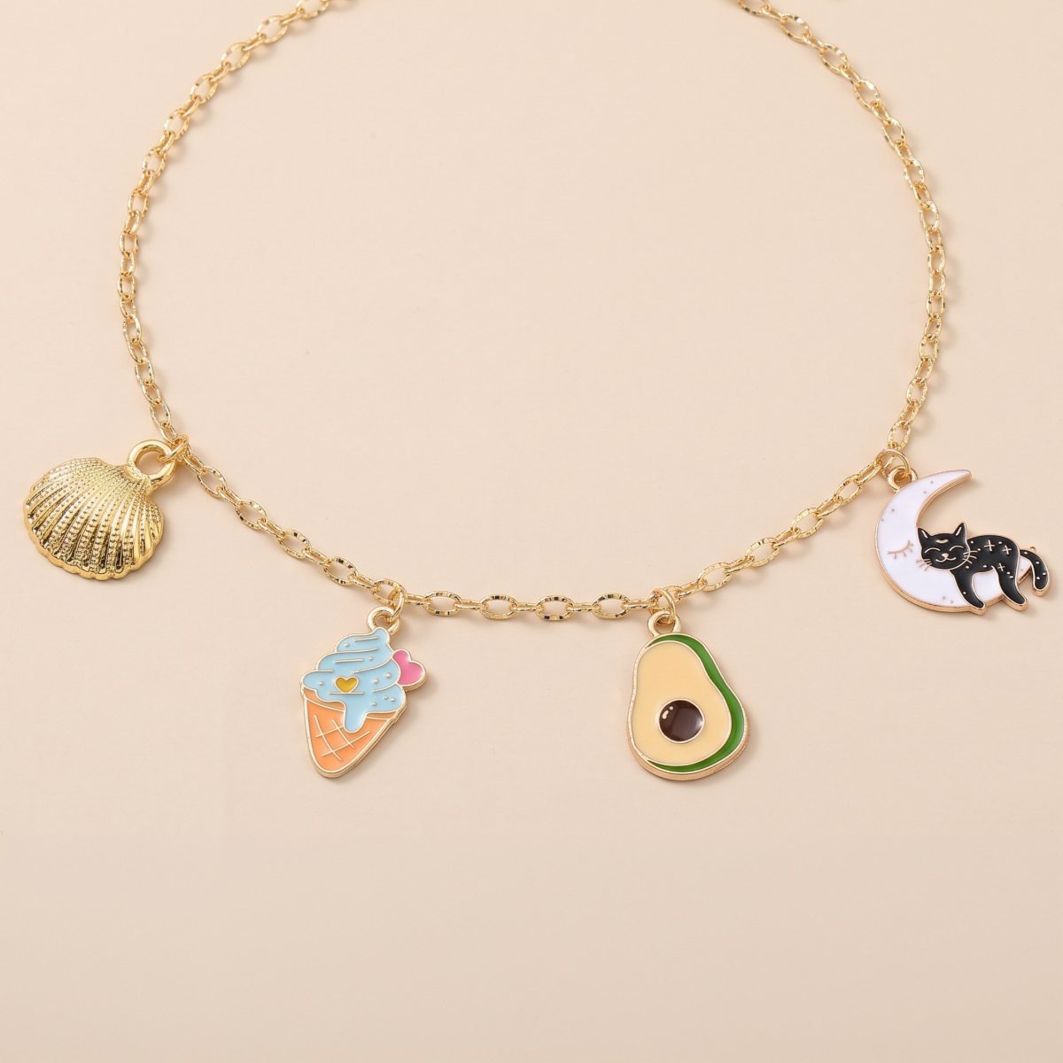 Collier Bibeejoy avec coquillage doré, glace, avocat et chat sur la lune
