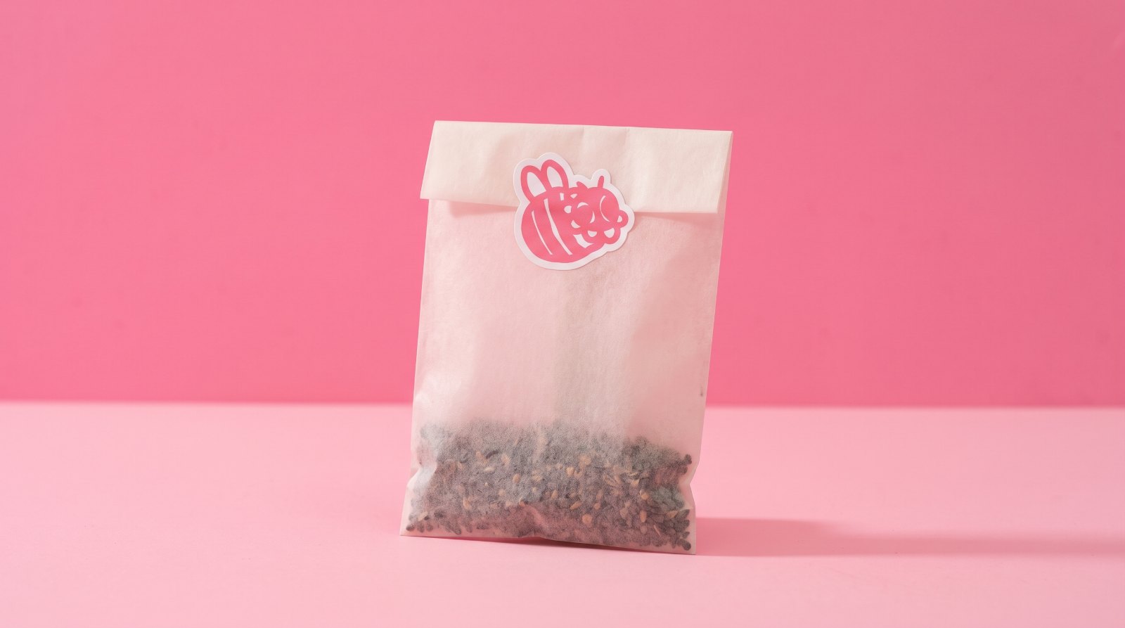 Sachet de graines de fleurs Bibeejoy, fermé par un autocollant abeille